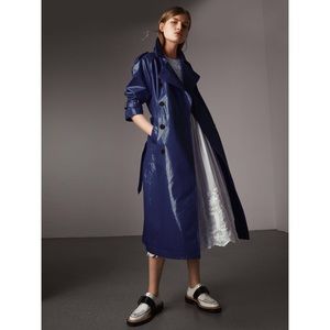 Burberry laminated trench coat! 💙